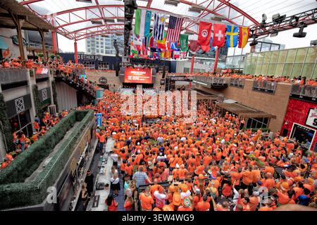 Kansas City, USA. 25th June, 2026. KANSAS CITY, 25-06-2026, Fans In orange tie over de street of Kansas City before the World Cup 2026 Match between Tunisia and The Netherlands. Picture Shows Credit: Pro Shots/Alamy Live News Banque D'Images