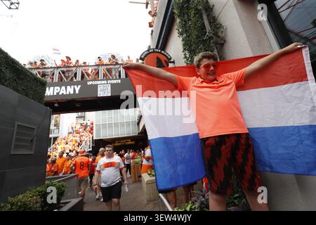 Kansas City, USA. 25th June, 2026. KANSAS CITY, 25-06-2026, Fans In orange tie over de street of Kansas City before the World Cup 2026 Match between Tunisia and The Netherlands. Picture Shows fan with Netherlands flag Credit: Pro Shots/Alamy Live News Banque D'Images