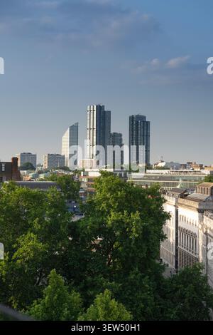 La tour Carrare, la tour Valence et la tour Chronicle surplombent une végétation luxuriante à Shoreditch, Londres, mettant en valeur l'évolution architecturale moderne de la ville Banque D'Images