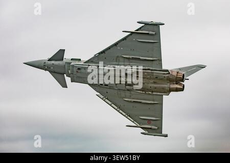 Un typhon Eurofighter F-2000A de l'armée de l'air italienne, immatriculé MM7350, numéro de série IS076, codé RS-22, du 311 Gruppo RSV - Reparto Sperimentale Volo, en vol lors du spectacle aérien Sanicole 2021. Banque D'Images