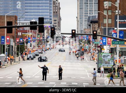 KANSAS CITY - Fans prior to the Orange March through the Power and Light District during the 2026 FIFA World Cup Group F, ahead of the match between the Netherlands and Tunisia on June 25, 2026, in Kansas City, United States. ROBIN VAN LONKHUIJSEN / ANP Banque D'Images