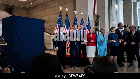 Bipartisan members of the United States Congress, led by Speaker of the US House of Representatives Mike Johnson (Republican of Louisiana) and US House Minority Leader Hakeem Jeffries (Democrat of New York), unveil the Semiquincentennial Congressional Time Capsule in honor of the 250th anniversary of the Declaration of Independence during a ceremony in the United States Capitol in Washington, DC, USA, on Wednesday June 24, 2026. The time capsule will be buried on the west lawn of the US Capitol. Credit: Andrew Thomas/CNP Banque D'Images