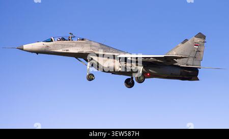 Un MiG-29UB Fulcrum de l'armée de l'air serbe attrape la dernière lumière dorée de la journée alors qu'il s'approche de la piste pour atterrir. Banque D'Images