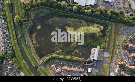 Vue aérienne d'Asda Kingswood avec l'usine de traitement des eaux à Hull. Lagune de stockage, stockage d'eau de surface et station de pompage Banque D'Images