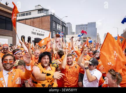 KANSAS CITY - Fans during the Orange March through the Power and Light District during the 2026 FIFA World Cup Group F, prior to the match between the Netherlands and Tunisia on June 25, 2026, in Kansas City, United States. ROBIN VAN LONKHUIJSEN / ANP Banque D'Images