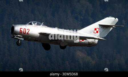 Un MiG-17F (Lim-5) polonais magnifiquement restauré, maintenant exploité par un propriétaire civil, garde les légendaires couleurs de l'armée de l'air polonaise vivantes dans le ciel. Banque D'Images