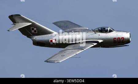 Un MiG-17F (Lim-5) polonais classique, restauré avec amour par un opérateur civil, vole une fois de plus dans ses couleurs emblématiques de l'armée de l'air polonaise. Une légende de la guerre froide. Banque D'Images
