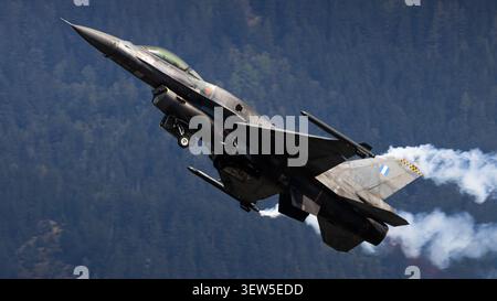 Hellenic Air Force F-16 Fighting Falcon effectuant une montée raide lors d'un spectacle aérien Banque D'Images