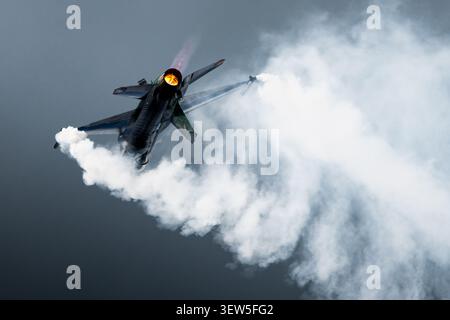 F-16 Dream Viper de l'armée de l'air belge effectuant une montée de post-combustion à haute énergie avec de la fumée lors d'un spectacle aérien Banque D'Images