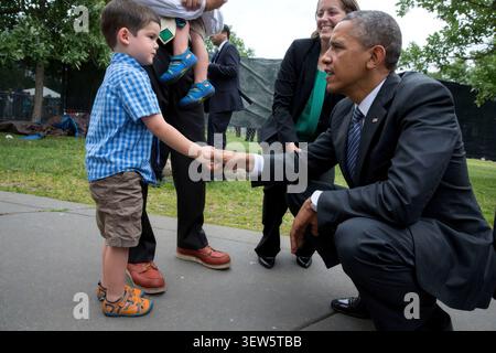 Le président Barack Obama salue le fils de l'introducteur Rebekah Erler avant de prononcer un discours sur l'économie au Lake Harriet Bandshell à Minneapolis, Minnesota, le 27 juin 2014. (Photo officielle de la Maison Blanche par Pete Souza) cette photo officielle de la Maison Blanche est disponible uniquement pour publication par des organismes de presse et/ou pour usage personnel impression par le(s) sujet(s) de la photographie. La photographie ne peut être manipulée en aucune façon et ne peut pas être utilisée dans des documents commerciaux ou politiques, des publicités, des courriels, des produits, des promotions qui suggèrent de quelque manière que ce soit l'approbation ou l'approbation des Prés Banque D'Images