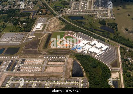 Infrastructure suburbaine : Vue aérielle d'un campus scolaire moderne et d'un quartier résidentiel près d'Orlando, en Floride Banque D'Images