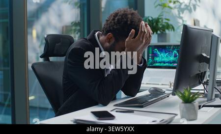 Homme d'affaires afro-américain occupé fatigué maux de tête épuisés avec ordinateur stressé avec l'échec en ligne perdant homme d'affaires homme d'affaires homme employeur bouleversé Banque D'Images