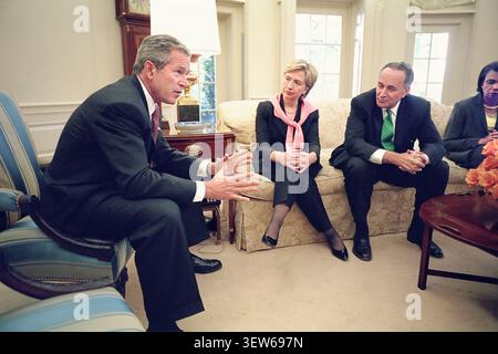 Le président américain George W. Bush rencontre avec et des membres du Congrès des états touchés par les attaques terroristes du 11 septembre, y compris les sénateurs américains de New York Hillary Rodham Clinton, Chuck Schumer, et le conseiller à la sécurité nationale Condoleezza Rice White House Oval Office, Washington, DC, États-Unis, Eric Draper, George W. Bush White House photo Office Banque D'Images