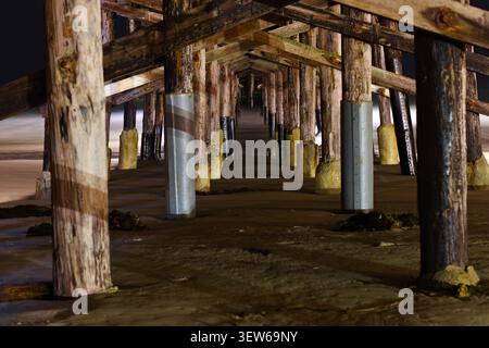 Newport Beach Pier soutient la nuit Banque D'Images