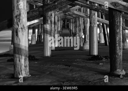 Newport Beach Pier soutient la nuit Banque D'Images