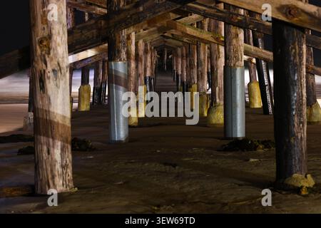 Newport Beach Pier soutient la nuit Banque D'Images