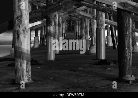 Newport Beach Pier soutient la nuit Banque D'Images