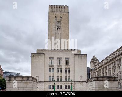 George's Dock Building, une tour de ventilation en pierre Art Déco Portland classée Grade II à Liverpool, en Angleterre. Banque D'Images