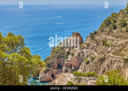 Vue sur la baie de la mer depuis la montagne envahie de pins par une chaude journée d'été. Plage de Granadella, Costa Blanca, Espagne. Banque D'Images