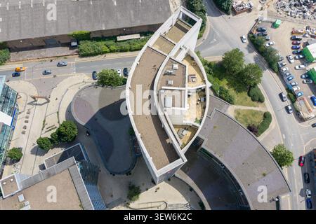 Vue aérienne de Broadcasting place dans le centre-ville de Leeds mettant en évidence le bâtiment sinueux place publique sur le toit entourant les routes et moderne Banque D'Images