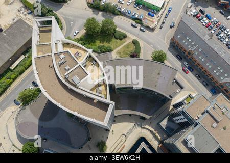 Vue aérienne de Broadcasting place dans le centre-ville de Leeds montrant l'architecture incurvée distinctive sur le toit entourant la cour publique et à proximité Banque D'Images