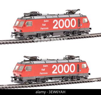 Échelle HO SBB Re 446 modèle de locomotive électrique montré des deux côtés sur une voie ferrée isolé sur fond blanc. Banque D'Images