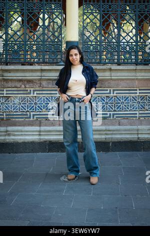 Jeune femme posant le kiosque mudéjar santa maria la ribera Banque D'Images
