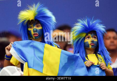 Dallas, États-Unis. 25 juin 2026. Les fans de Suède sont vus avant le match du groupe F entre le Japon et la Suède lors de la Coupe du monde de la FIFA 2026 au Dallas Stadium à Dallas, aux États-Unis, le 25 juin 2026. Crédit : Jia Haocheng/Xinhua/Alamy Live News Banque D'Images