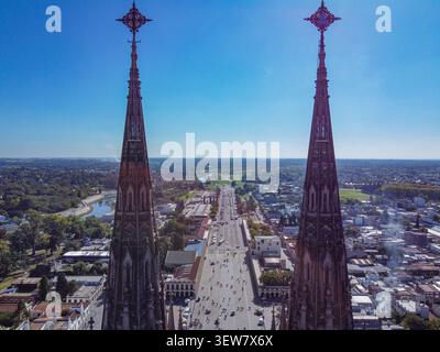 Vue de l'arrière de la basilique Lujan où les tours jumelles encadrent les musées coloniaux de l'avenue principale et l'autoroute d'accès ouest point de repère de jour Banque D'Images