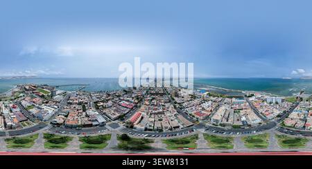 Vue aérienne du quartier côtier de la Punta avec son architecture urbaine dense, ses rues et la côte environnante de l'océan Pacifique à la Punta, Calla Banque D'Images