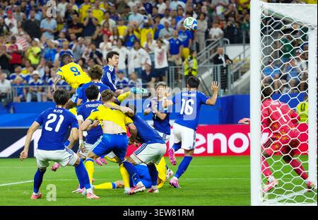 Dallas, États-Unis. 25 juin 2026. Les joueurs s'affrontent lors du match du groupe F entre le Japon et la Suède lors de la Coupe du monde de la FIFA 2026 au Dallas Stadium à Dallas, aux États-Unis, le 25 juin 2026. Crédit : Jia Haocheng/Xinhua/Alamy Live News Banque D'Images