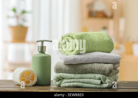 Pile de serviettes pliées avec distributeur de savon et loofah Banque D'Images