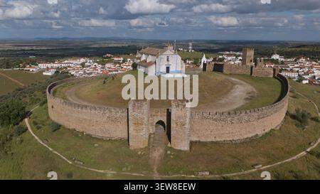 Vue aérienne du château historique d'Arraiolos avec ses murs de pierre circulaires et l'église notre-Dame de l'Assomption sur la colline d'Arraiolos, E. Banque D'Images
