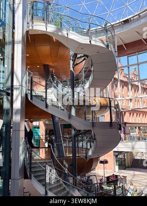 Escalier en colimaçon moderne sous un dôme de verre du complexe commercial Victoria Square à Belfast, en Irlande du Nord. Banque D'Images