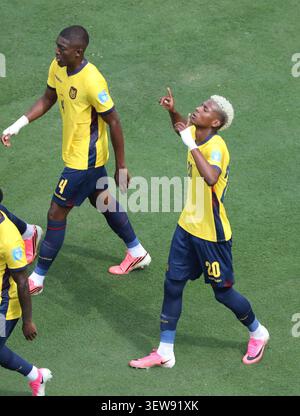 New Jersey, USA. 25th June, 2026. Angulo (R) of Ecuador celebrates during the group E match between Ecuador and Germany at the 2026 FIFA World Cup at New York New Jersey Stadium in New Jersey, the United States, June 25, 2026. Credit: Zhang Fengguo/Xinhua/Alamy Live News Banque D'Images
