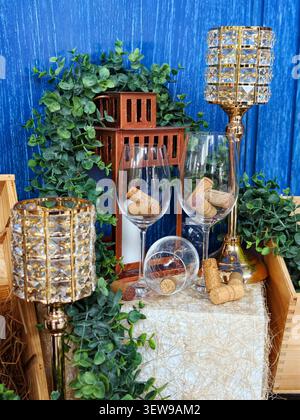 Un ensemble de bouchons de bouteille de vin dans les verres à vin Banque D'Images