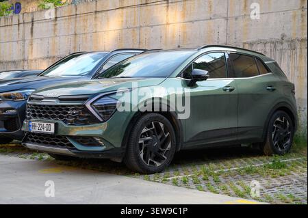 24 juin 2026, Tbilissi, Géorgie Un Kia Sportage vert, un SUV compact du constructeur automobile sud-coréen, garé dans un cadre extérieur. L'image montre probablement sh Banque D'Images
