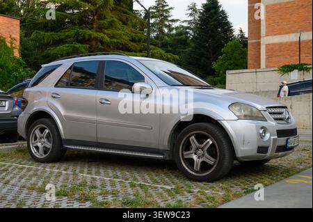 24 juin 2026, Tbilissi, Géorgie Une Mercedes-Benz Classe M argentée, représentant la deuxième génération (W164) produite de 2005 à 2011. Le véhicule est un Banque D'Images