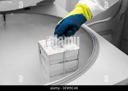 Conteneur à azote liquide dans une biobanque cryogénique. Stockage d'échantillons génétiques moléculaires, d'ADN et de cellules souches de sang de cordon ombilical. Banque D'Images