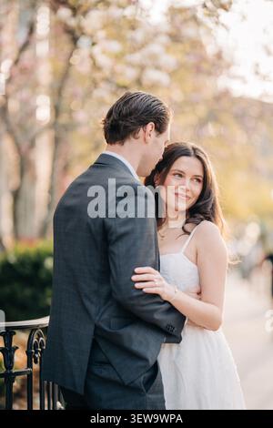 Belle femme regarde avec amour son partenaire Banque D'Images