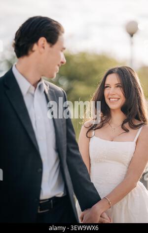 Couple aimant tenant la main profitant d'un moment romantique en plein air Banque D'Images