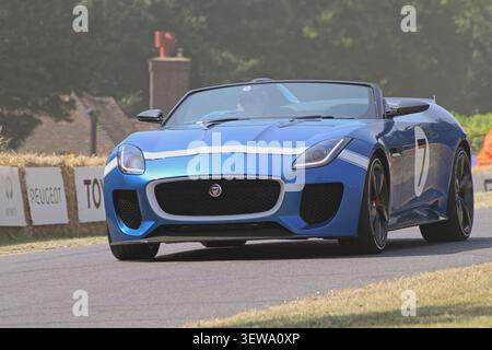 Une rare Jaguar F-type Project 7 en bleu métallisé participe à une course de démonstration au Goodwood Festival of Speed en 2013. Banque D'Images