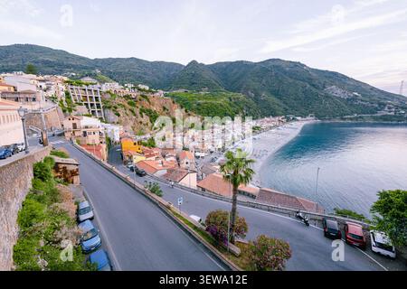 Vue panoramique à angle élevé de la station balnéaire de la ville côtière avec plage et montagnes en Italie Scilla Banque D'Images