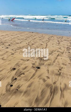 Marées en recul sur la plage de sable de 5 km de Playa de Famara dans l'île Canaries de Lanzarote, Espagne Banque D'Images