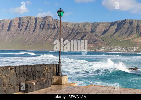La plage de sable de 5 km de Playa de Famara vue depuis Caleta de Famara dans l'île Canaries de Lanzarote, Espagne Banque D'Images