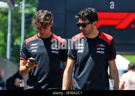 Spielberg, Austria. 26th June, 2026. (L to R): Oliver Bearman (GBR) Haas F1 Team with Esteban Ocon (FRA) Haas F1 Team. 26.06.2026. Formula 1 World Championship, Rd 8, Austrian Grand Prix, Spielberg, Austria, Practice Day. Photo credit should read: XPB/Alamy Live News. Banque D'Images