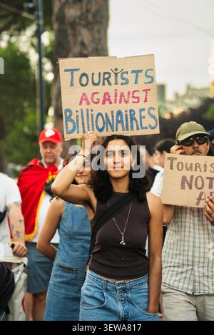 Tirana, Albanie - 14 juin 2026 : Un manifestant touriste tient une pancarte contre les milliardaires lors d'une manifestation à Tirana Banque D'Images