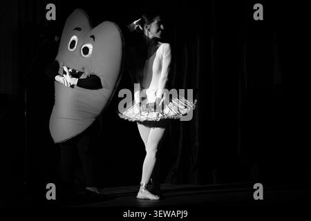 Danseur de ballet et personnage en costume de cœur jouant sur scène au Teatro Principal de Ciego de Avila, Cuba Banque D'Images
