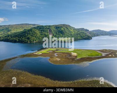 Vue aérienne de Loch Duich à marée basse, Kintail, Highlands écossais, avec une île grasse des marées, des bas-fonds d'algues et des collines boisées par une journée ensoleillée Banque D'Images
