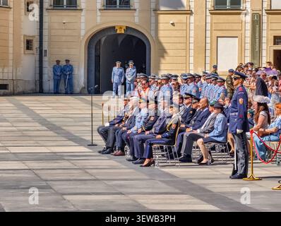 Prague, République tchèque - 25 juin 2026 : cérémonie officielle au château de Prague en présence du Président de la République tchèque. Cérémonie en uniforme Banque D'Images
